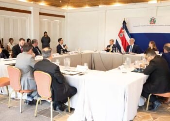 Abinader estrecha lazos comerciales con empresarios de Costa Rica en busca de nuevas inversiones