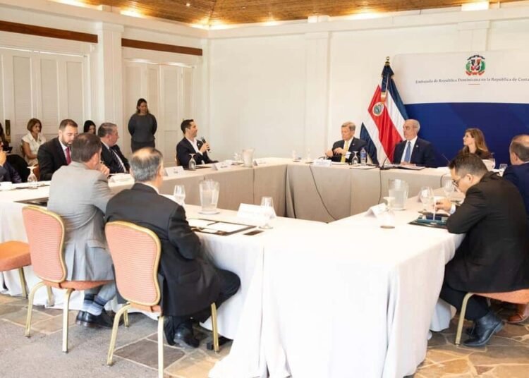Abinader estrecha lazos comerciales con empresarios de Costa Rica en busca de nuevas inversiones