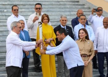 Abinader enciende la antorcha de Santo Domingo 2026 en honor a Wiche García Saleta