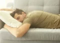 Cómo dormir sin dolor lumbar: 7 trucos efectivos para descansar de una vez por todas