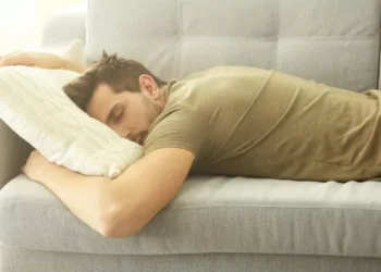 Cómo dormir sin dolor lumbar: 7 trucos efectivos para descansar de una vez por todas