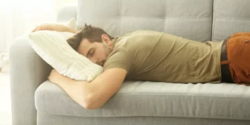 Cómo dormir sin dolor lumbar: 7 trucos efectivos para descansar de una vez por todas