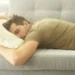 Cómo dormir sin dolor lumbar: 7 trucos efectivos para descansar de una vez por todas