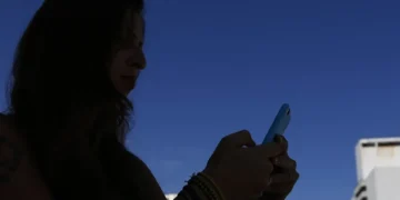 Más de 4 horas al día frente a la pantalla: el impacto real en tu salud y productividad