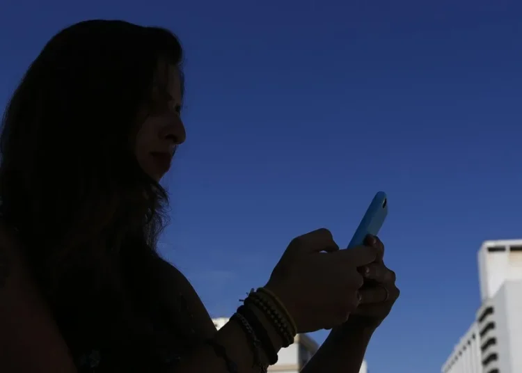 Más de 4 horas al día frente a la pantalla: el impacto real en tu salud y productividad