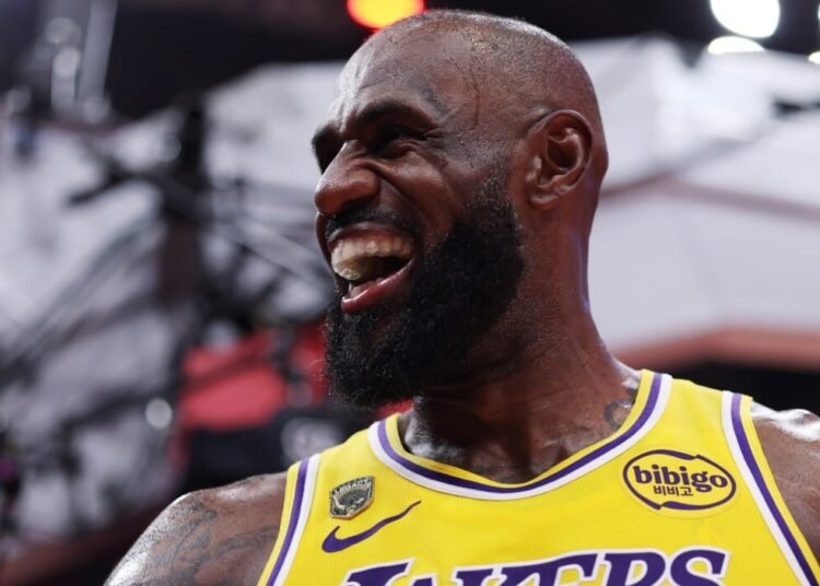 El Rey manda: LeBron James guía a los Lakers hacia la segunda ronda de los Playoffs