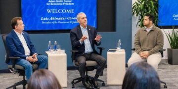 Luis Abinader aterriza en Miami y conecta con la juventud dominicana en un encuentro clave