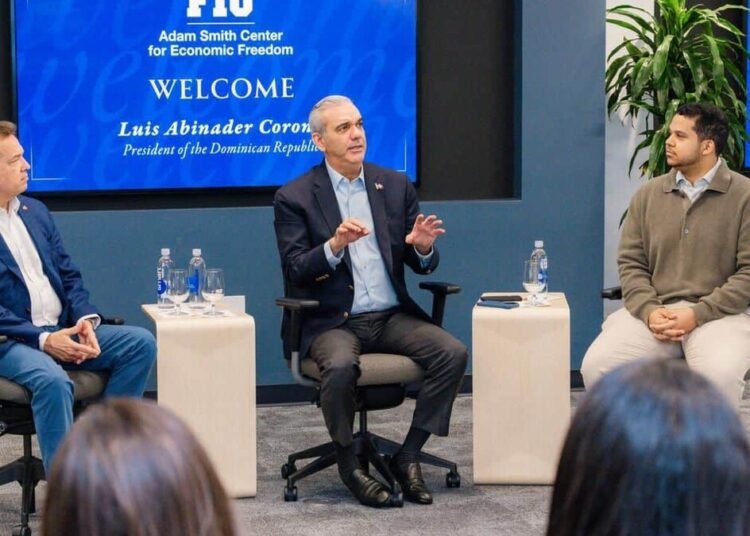 Luis Abinader aterriza en Miami y conecta con la juventud dominicana en un encuentro clave