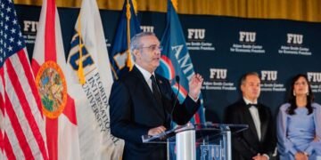 Luis Abinader regresa al país tras ser galardonado con el prestigioso Champion of Freedom Award en Miami