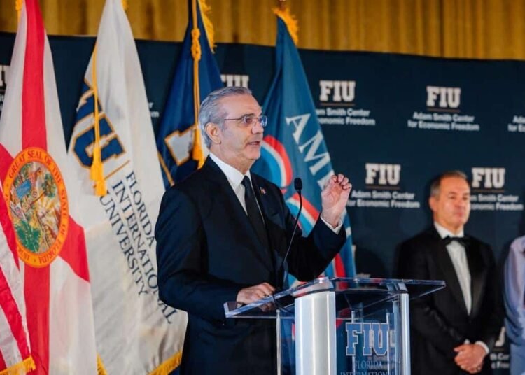 Luis Abinader regresa al país tras ser galardonado con el prestigioso Champion of Freedom Award en Miami