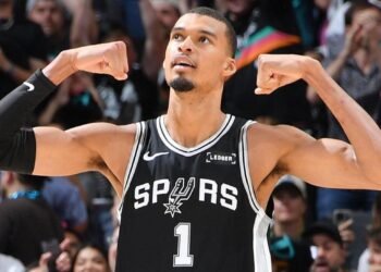 Wembanyama regresa con una actuación histórica y devora a los Timberwolves