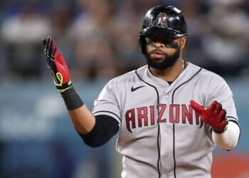 Alerta en Arizona: Carlos Santana sufre un duro revés y posterga su regreso a las Grandes Ligas