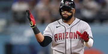 Alerta en Arizona: Carlos Santana sufre un duro revés y posterga su regreso a las Grandes Ligas