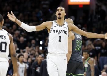 Wembanyama firma una actuación histórica y guía a los Spurs a la victoria