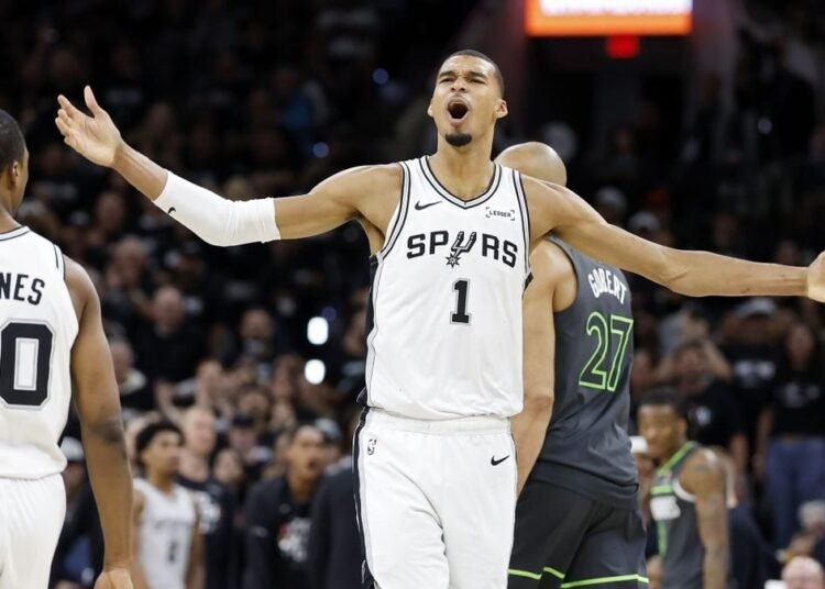 Wembanyama firma una actuación histórica y guía a los Spurs a la victoria