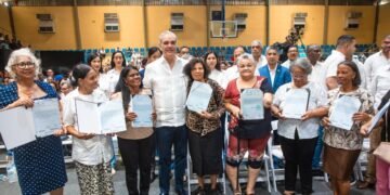 Haina de fiesta: Luis Abinader entrega 1,279 títulos de propiedad a familias dominicanas