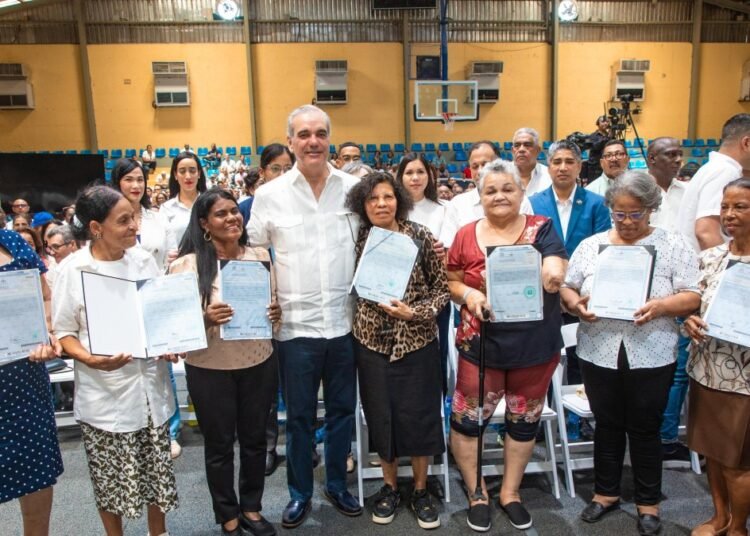 Haina de fiesta: Luis Abinader entrega 1,279 títulos de propiedad a familias dominicanas