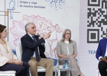 Miles de estudiantes toman el Teatro Nacional para una exhibición artística histórica