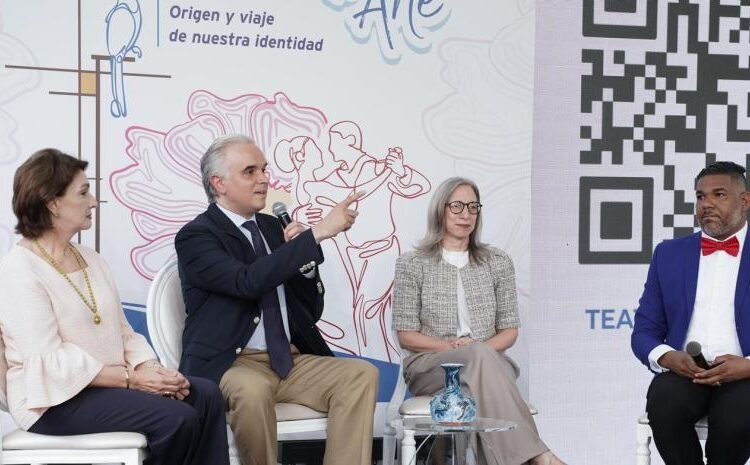 Miles de estudiantes toman el Teatro Nacional para una exhibición artística histórica