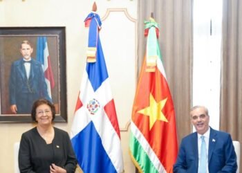 Abinader estrecha lazos con la presidenta de Surinam en su histórica visita oficial a RD