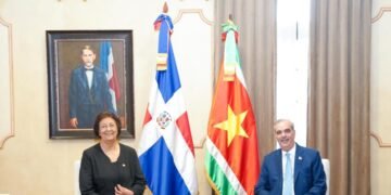 Abinader estrecha lazos con la presidenta de Surinam en su histórica visita oficial a RD