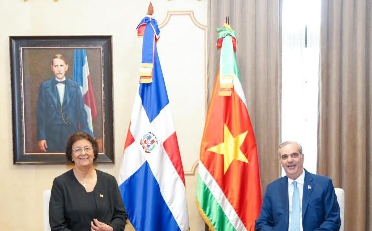 Abinader estrecha lazos con la presidenta de Surinam en su histórica visita oficial a RD