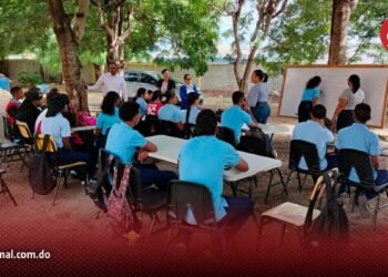 Sin aulas y bajo los árboles: la crítica situación de los estudiantes en Las Matas de Farfán