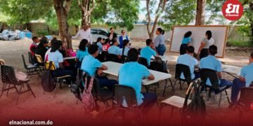 Sin aulas y bajo los árboles: la crítica situación de los estudiantes en Las Matas de Farfán
