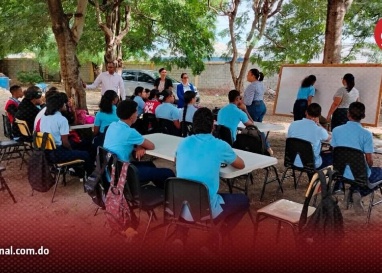 Sin aulas y bajo los árboles: la crítica situación de los estudiantes en Las Matas de Farfán