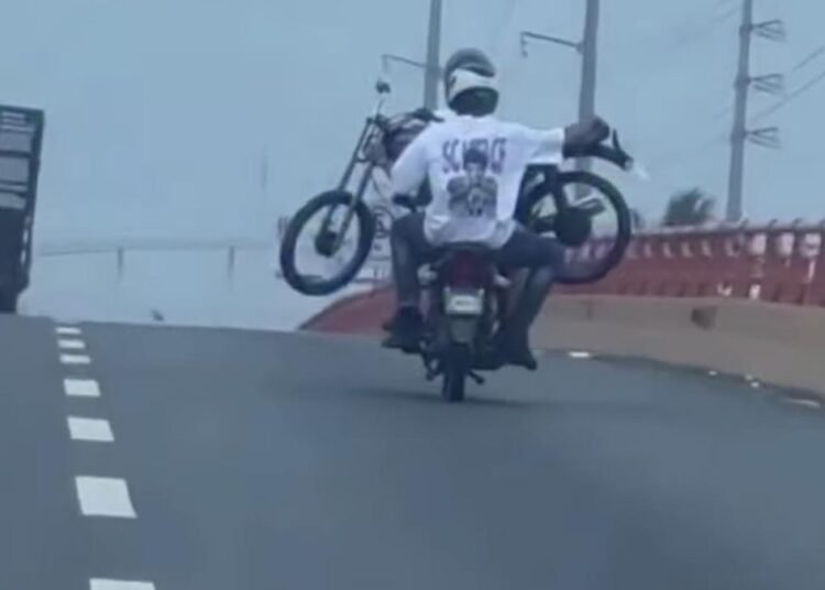 Insólito: Captan a motorista transportando otra motocicleta en pleno elevado y el video se vuelve viral