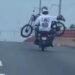 Insólito: Captan a motorista transportando otra motocicleta en pleno elevado y el video se vuelve viral