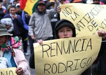 Crisis en Bolivia: Renuncian dos ministros mientras crece la presión para la salida de Rodrigo Paz