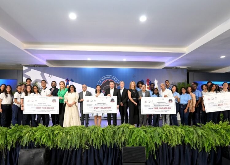 Tribunal Constitucional premia la excelencia académica en la edición 2024 de Me Gradúo con el TCRD