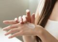 Guía definitiva: cómo rejuvenecer tus manos y eliminar las manchas para siempre