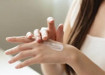 Guía definitiva: cómo rejuvenecer tus manos y eliminar las manchas para siempre