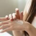 Guía definitiva: cómo rejuvenecer tus manos y eliminar las manchas para siempre