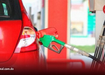 Gobierno congela precios de combustibles y aplica rebajas de hasta 7 pesos por galón