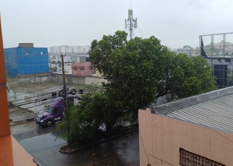 Alerta en RD: Santo Domingo bajo fuertes lluvias y más de 20 provincias en aviso meteorológico