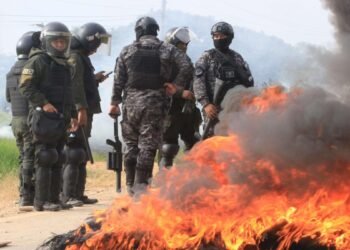 Tensión en Bolivia: ya son seis los policías heridos durante el desbloqueo de vías