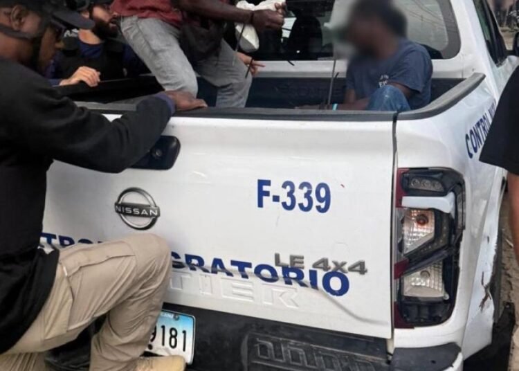 Haitiano termina grave tras lanzarse de un segundo piso para evadir operativo de Migración en Los Alcarrizos