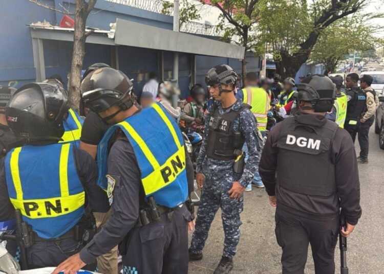 Megaoperativo migratorio: 742 extranjeros detenidos y 815 deportados en tiempo récord