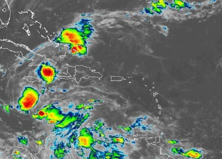 ¿Continuarán las lluvias este domingo? Vaguada y onda tropical mantienen a varias provincias en alerta meteorológica