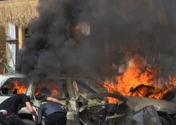Ataque aéreo israelí en Gaza deja cuatro muertos, incluidas dos mujeres, tras bombardear un vehículo