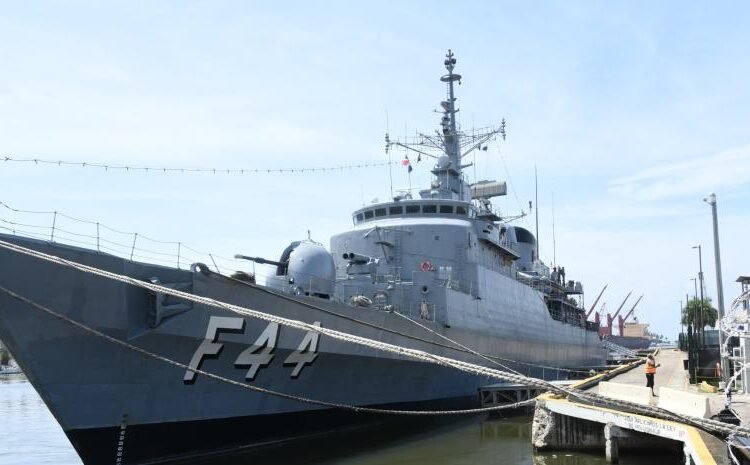 Buque de la Marina de Brasil causa impacto al posicionarse frente al Puente Flotante