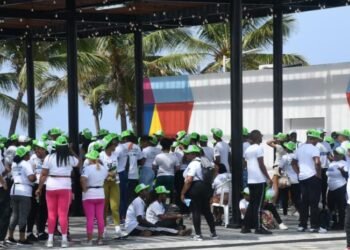 Más de 200 personas se unen en una caminata histórica por la salud mental en prisiones