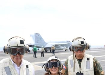 Autoridades dominicanas y embajadora de EE. UU. realizan histórica visita a portaaviones estadounidense