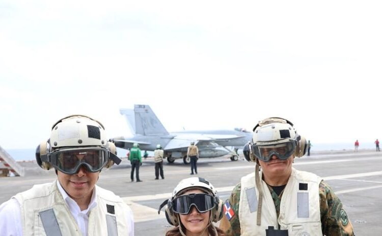 Autoridades dominicanas y embajadora de EE. UU. realizan histórica visita a portaaviones estadounidense