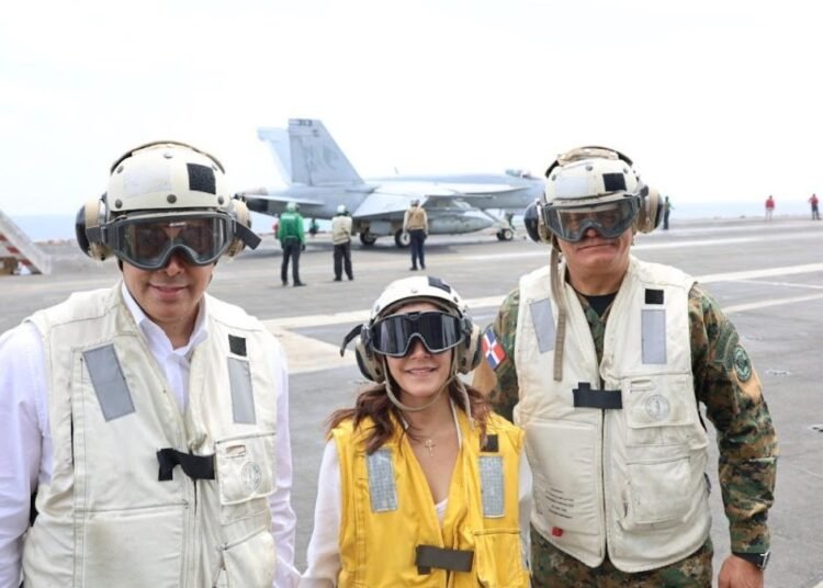 El histórico despliegue: delegación dominicana sube a bordo del imponente USS Nimitz en el Caribe