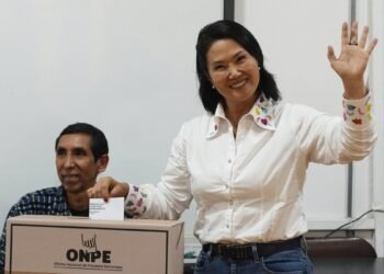 Perú decide su futuro: cierran las urnas y comienza el conteo de votos en la segunda vuelta