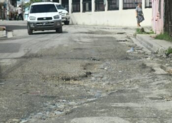 Los Alcarrizos colapsa: entre calles intransitables y promesas incumplidas